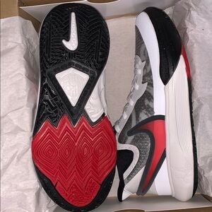 🐾 Nike Red and Black Sneakers with Modern Design